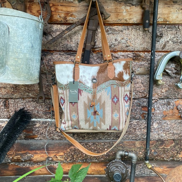 CAPTIVATING  MYRA COW HIDE TOTE BAG FREE SHIPPING - Picture 3 of 11